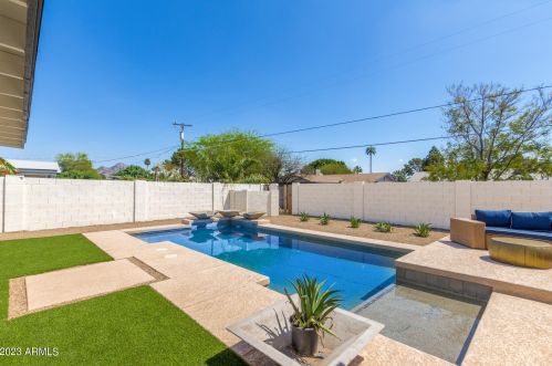 231 El Camino Dr, Phoenix AZ  85020-3515 exterior