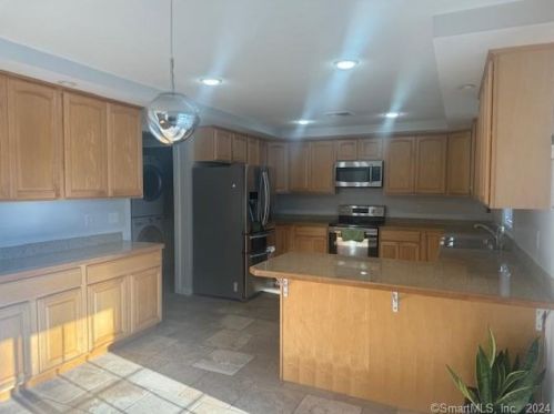 58 Johnson Cove Rd, Norwich CT  06351-1022 exterior