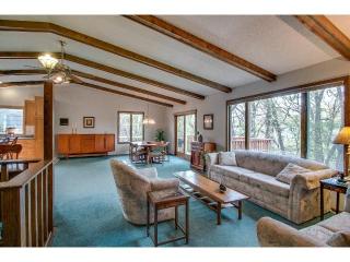 1279 13th St, Hastings, MN 55033-2525