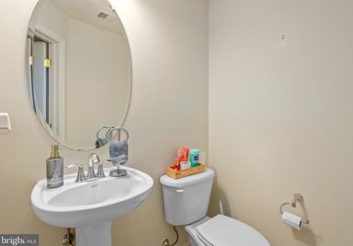 7100 Little Thames Dr, Gainesville VA  20155-4049 exterior