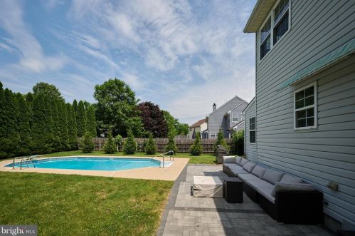 4 Elizabeth Ct, Downingtown, PA 19335-2289