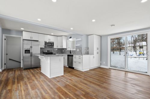 17822 Oak Dr, Waukesha, WI 53146-1523