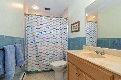 8 Stuart Ct, Huntington Station NY  11746-4237 exterior