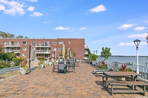 320 Shore Rd, Great Neck NY  11023-2424 exterior