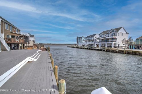 1217 Niihau Dr, Lacey NJ  08731-4702 exterior