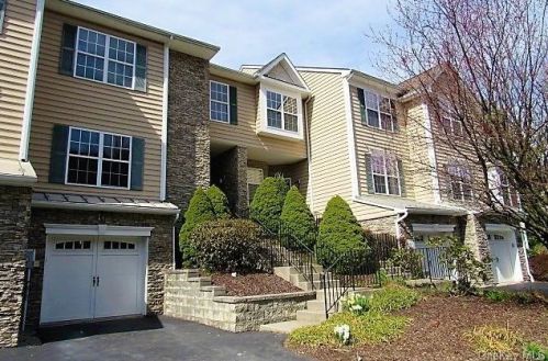 829 Huntington Dr, Fishkill, NY 12524-4917
