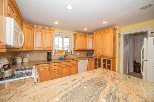 510 Manatuck Blvd, Brightwaters, NY 11718-1012