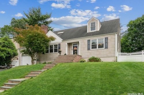 101 Waverly St, Muttontown, NY 11545-1036