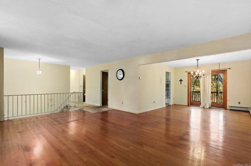 11 Charles Pl, Mahopac, NY 10541-4616