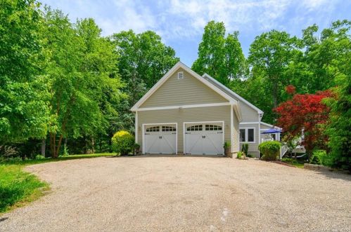 9 New Bridge Rd, Brookfield Center, CT 06804-1210