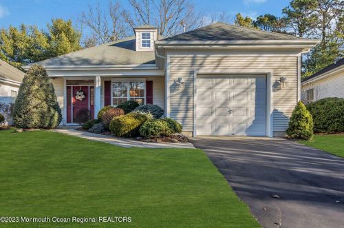 4 Silverwoods Dr, Lakewood, NJ 08701-7515