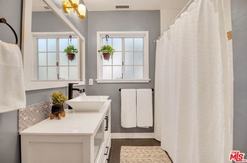 15027 Hartland St, Van Nuys CA  91405-3714 exterior