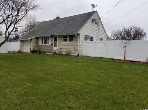 205 Udall Rd, West Islip, NY 11795-2331
