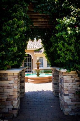 5076 Post Oak Ln, Naples FL  34105-4526 exterior