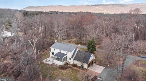 854 Mount Pleasant Rd, Water Gap, PA 17018-8002