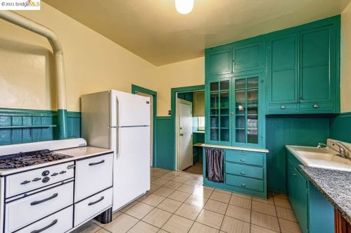 4327 Essex St, Oakland CA 94608-1216 exterior