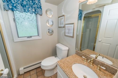 77 Fountain Dr, Skyline Lakes NJ  07456-2406 exterior