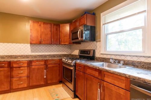 221 Woodland Ave, Bloomfield CT  06002-1357 exterior