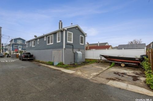 17 10th Rd, Far Rockaway NY  11693-0011 exterior