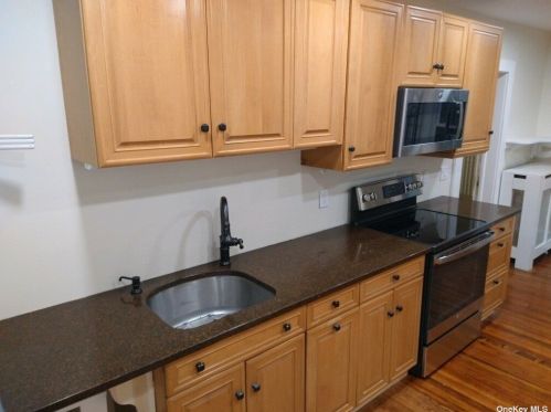 53 Old Dock Rd, San Remo NY  11754-2613 exterior
