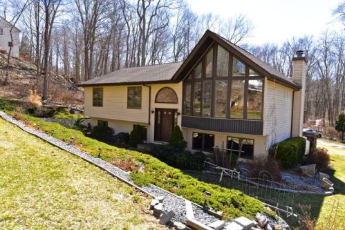 31 Silvermine Rd, Brookfield Center, CT 06804-3327
