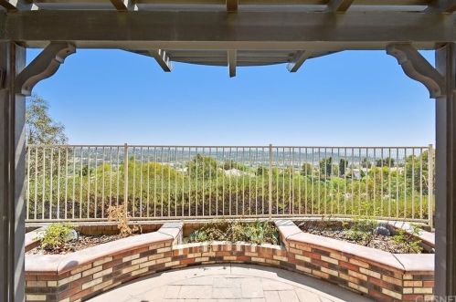 24306 Foxglove Pl, Santa Clarita CA  91354-4922 exterior