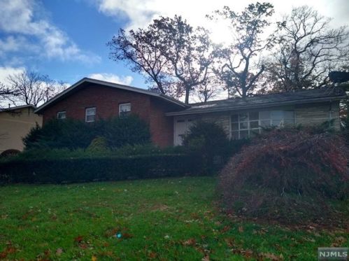 21 Laurie Dr, Englewood, NJ 07632-2224