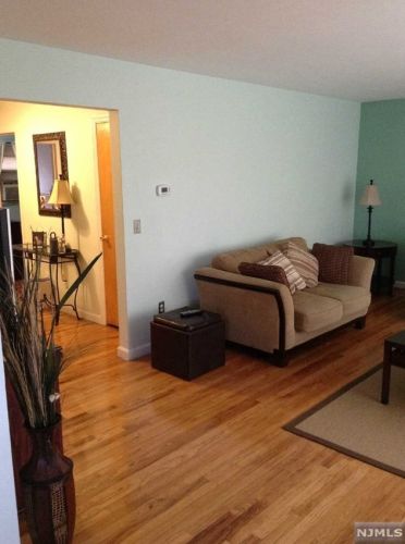 226 10th St, Palisades Park NJ  07650-2002 exterior