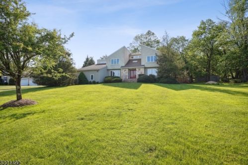 1095 Mayflower Ct, Martinsville NJ  08836-2326 exterior