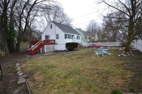 12 Glasser St, Norwalk, CT 06854-4122