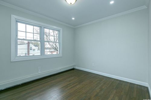 34 5th Ave, New Hyde Park NY  11040-5004 exterior
