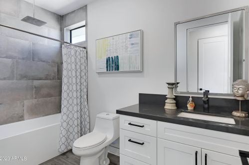 1121 11th St, Phoenix AZ 85006-2744 exterior