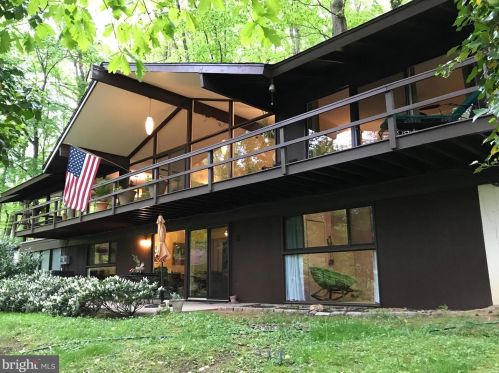 8 Seven Springs Rd, Wayne, PA 19087-2813