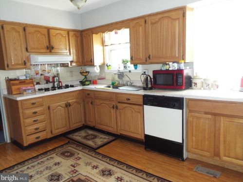 215 Lincoln Ave, Beverly, NJ 08010-2163