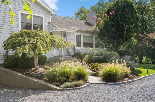 11 Tuttle Pl, West Hampton Beach NY  11978-2724 exterior