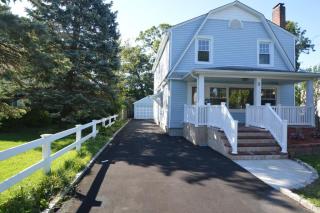 18 Independence Ave, Babylon, NY 11702-1305