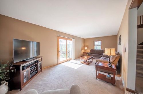 7 Edgewood Dr, Middletown CT 06457-3508 exterior