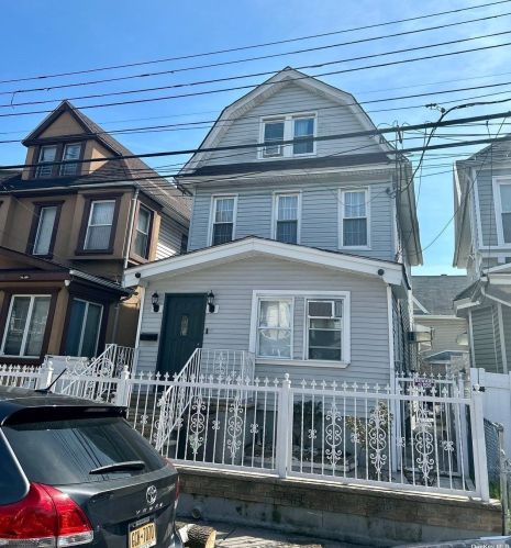 89-04 88th Ave, Jamaica, NY 11421-1841