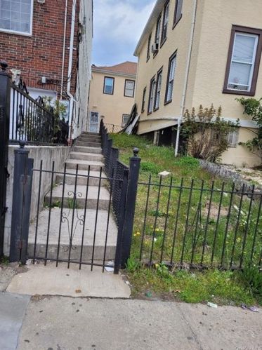 2015 Camp St, Bronx, NY 10466-1104