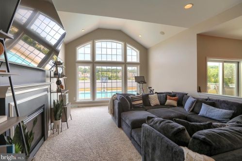 7207 Royal Oak Dr, Harrisburg PA 17112-8837 exterior