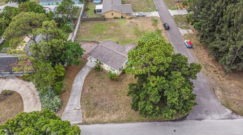 5995 59th Way, Saint Petersburg FL  33709-1833 exterior