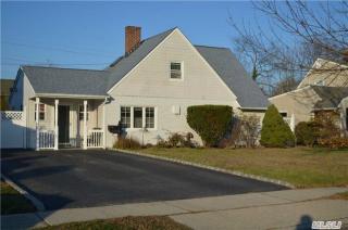25 Trumpet Ln, Plainedge, NY 11756-4126