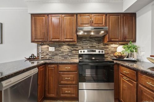 57 Hudson View Hl, Crotonville NY  10562-3329 exterior