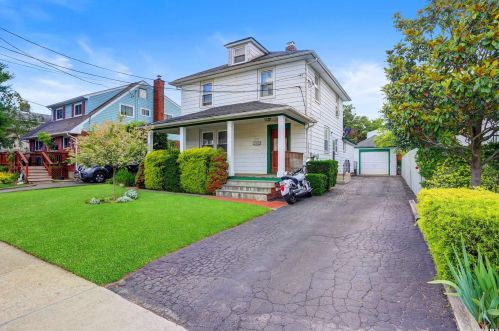 225 Fulton St, Westbury, NY 11590-3028
