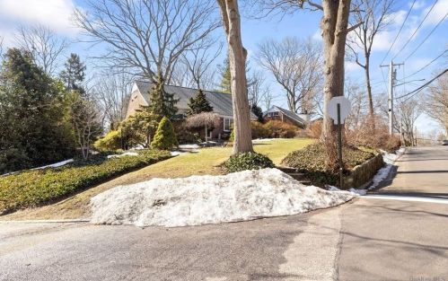 10 Tasman Ln, Huntington Station, NY 11746-1124