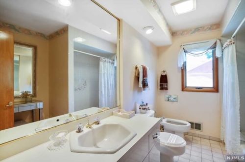 236 Gilbert Ave, Elmwood Park NJ  07407-2813 exterior