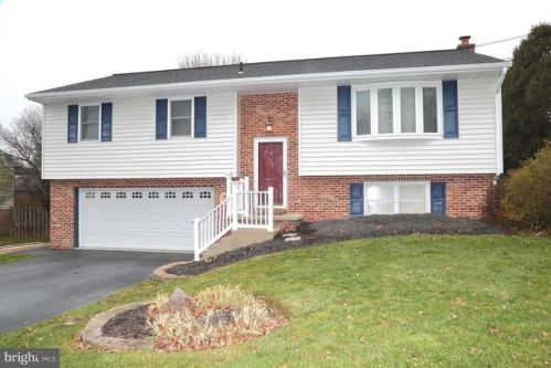 30 Blue Jay Dr, Schoeneck, PA 17578-9713