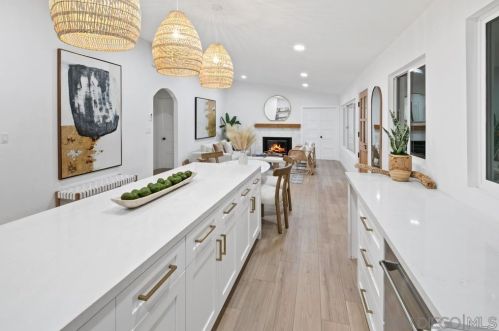 4933 Foothill Blvd, San Diego, CA 92109-2235