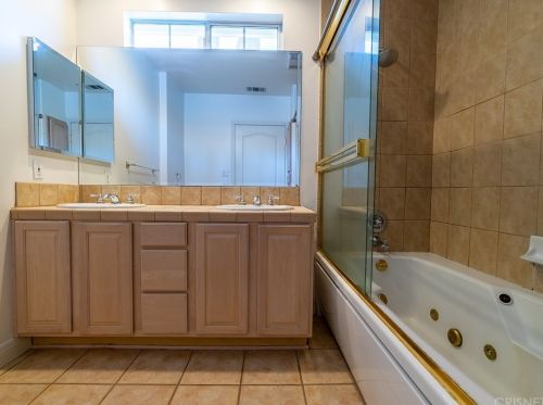 17935 Rosita St, Van Nuys CA 91316-4217 exterior