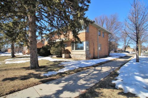 7200 Lakefield Dr, Milwaukee WI  53219-4024 exterior